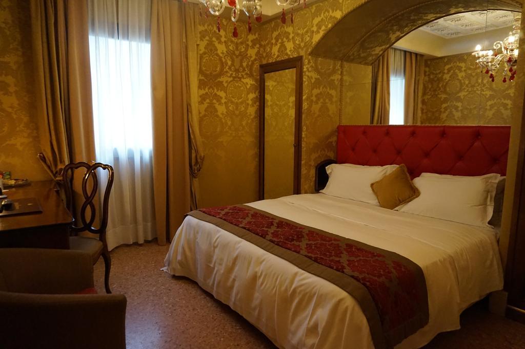 Hotel Pesaro Palace